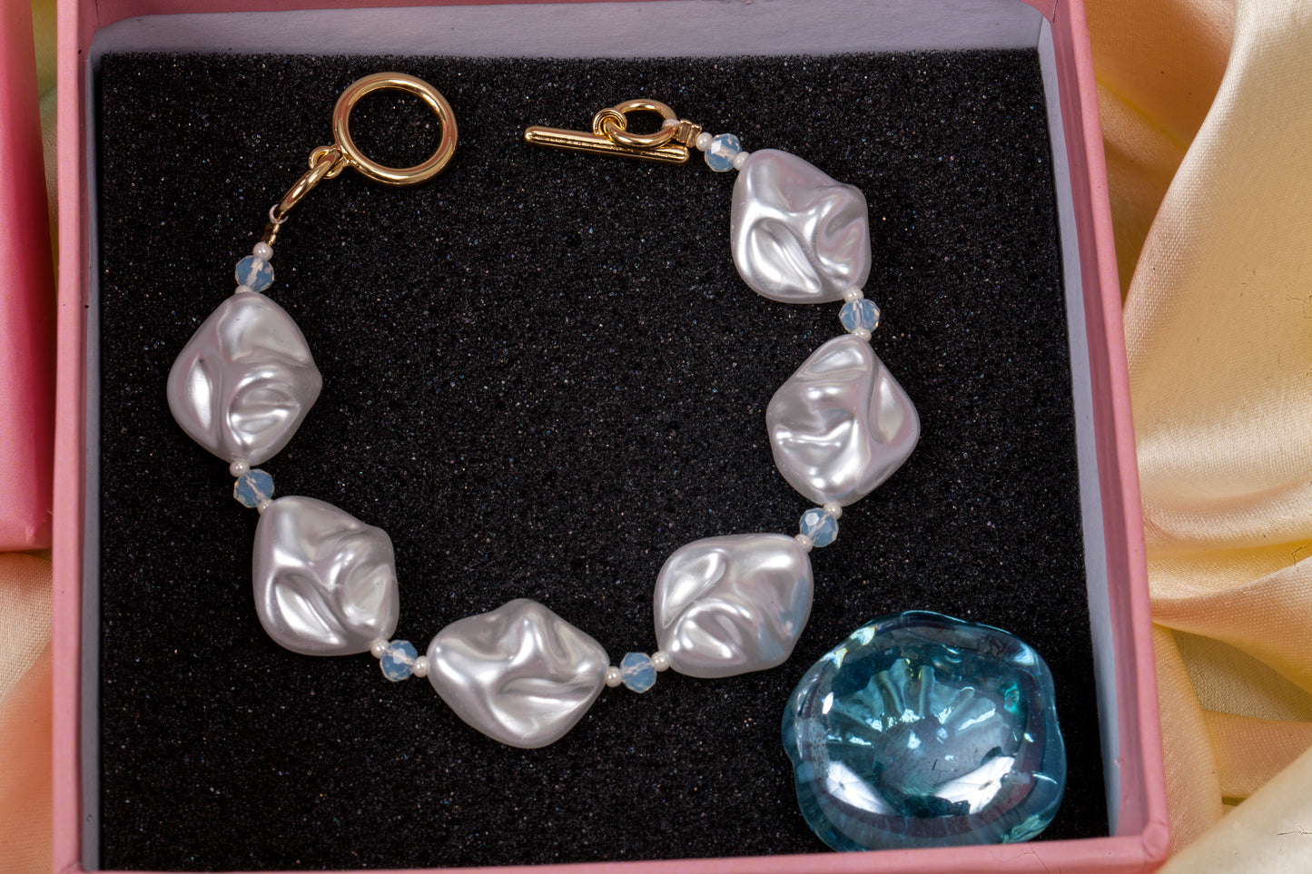 Sculpted Shine - White Shell Pearl Bracelet
