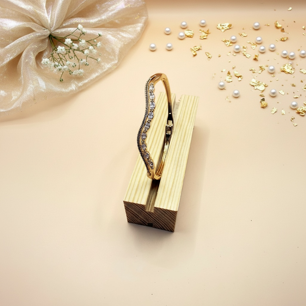 Luna Curve Bracelet (Gold Finish)