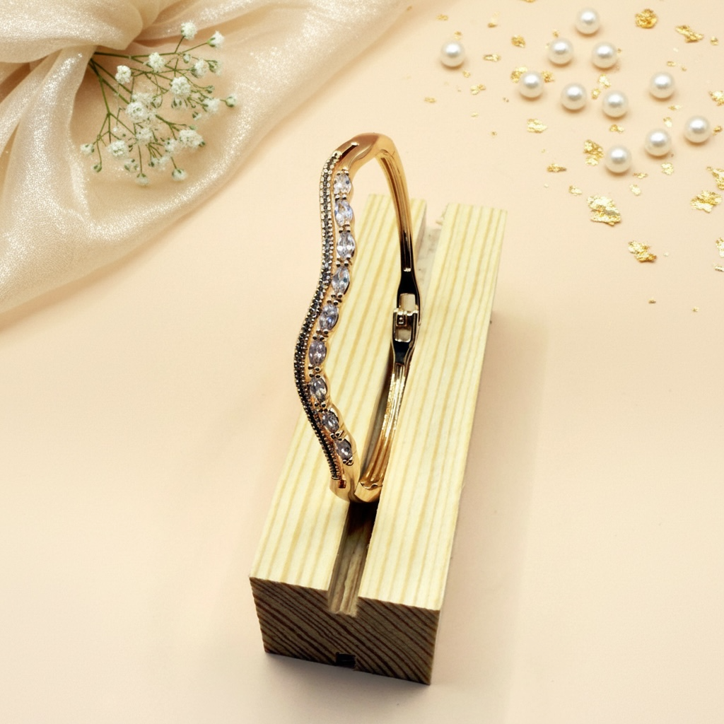 Luna Curve Bracelet (Gold Finish)