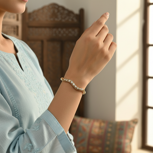 Luna Curve Bracelet (Gold Finish)
