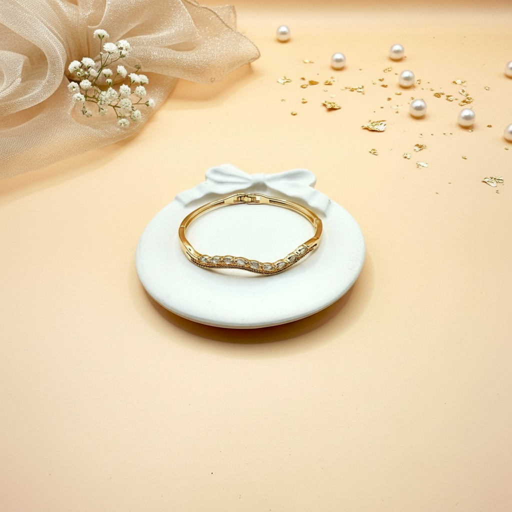 Luna Curve Bracelet (Gold Finish)