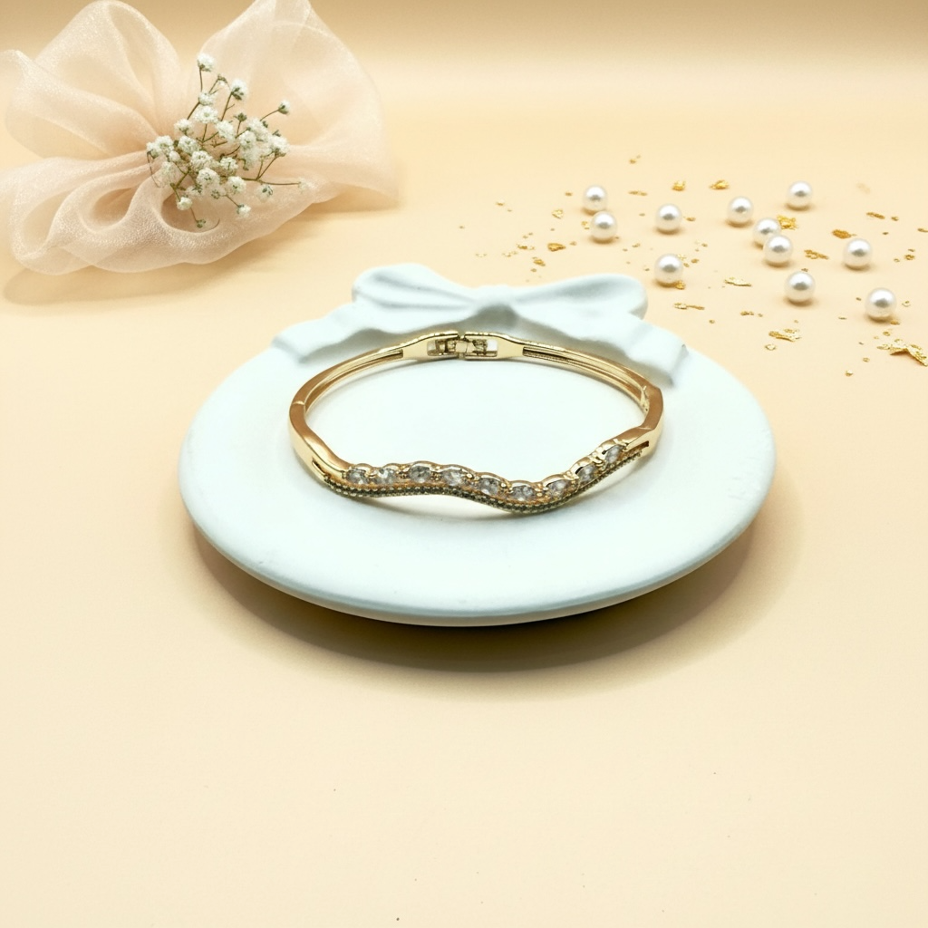 Luna Curve Bracelet (Gold Finish)