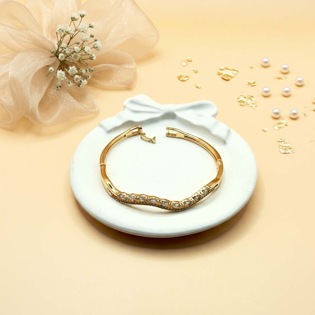 Luna Curve Bracelet (Gold Finish)