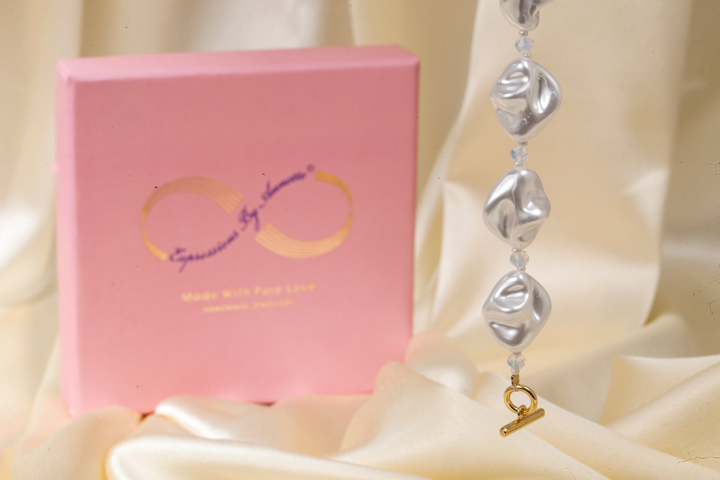 Sculpted Shine - White Shell Pearl Bracelet