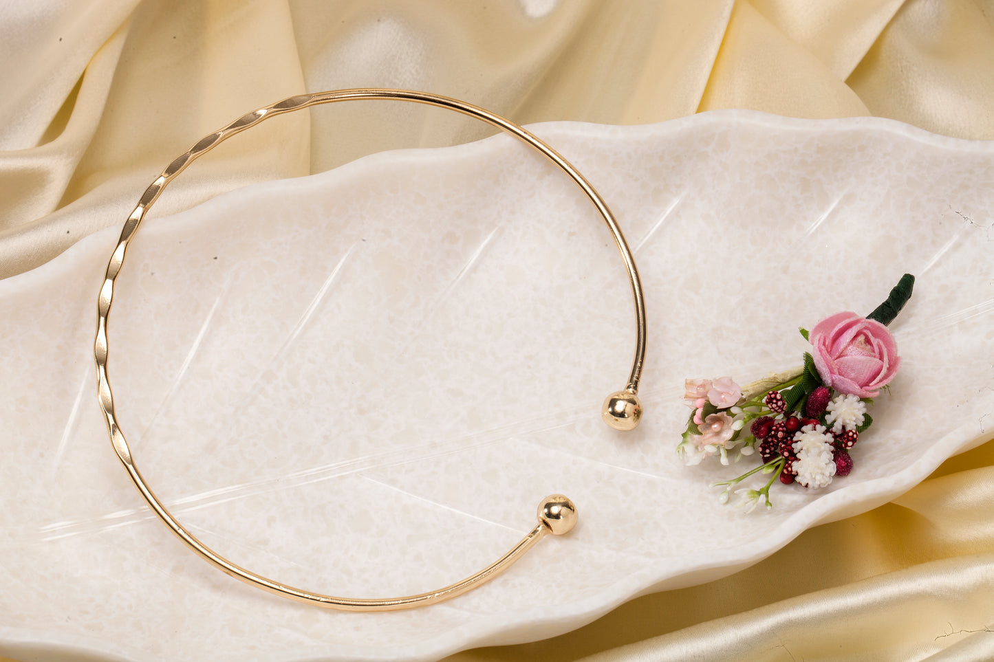 Sleek Twist - Gold-Tone Collar Choker
