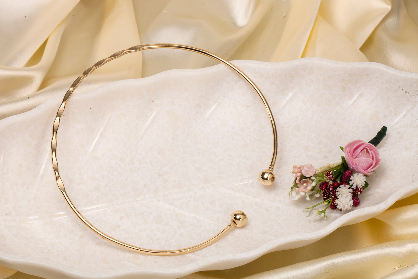 Sleek Twist - Gold-Tone Collar Choker